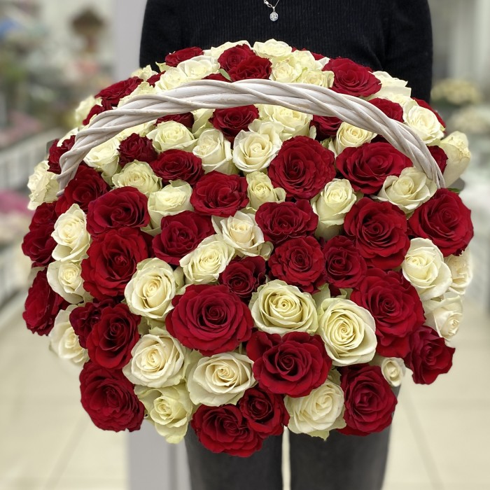 101 белая и красная роза в корзине