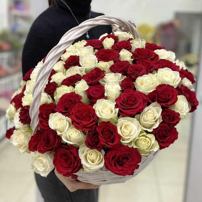 101 белая и красная роза в корзине
