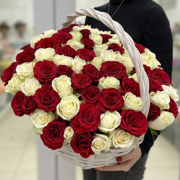 101 белая и красная роза в корзине