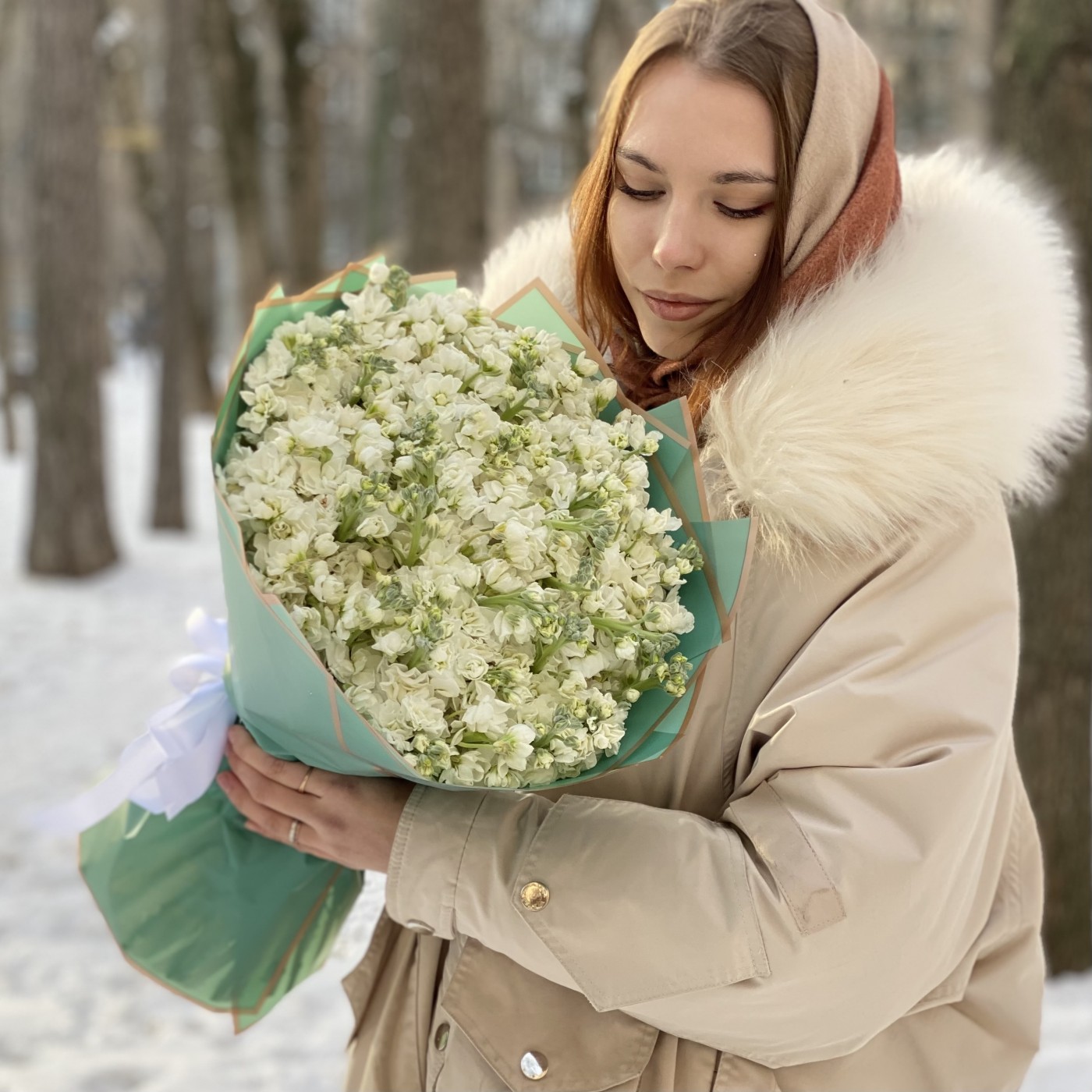 ШикарныЙ букет с белыми маттиолами на 8 марта Международный Женский День