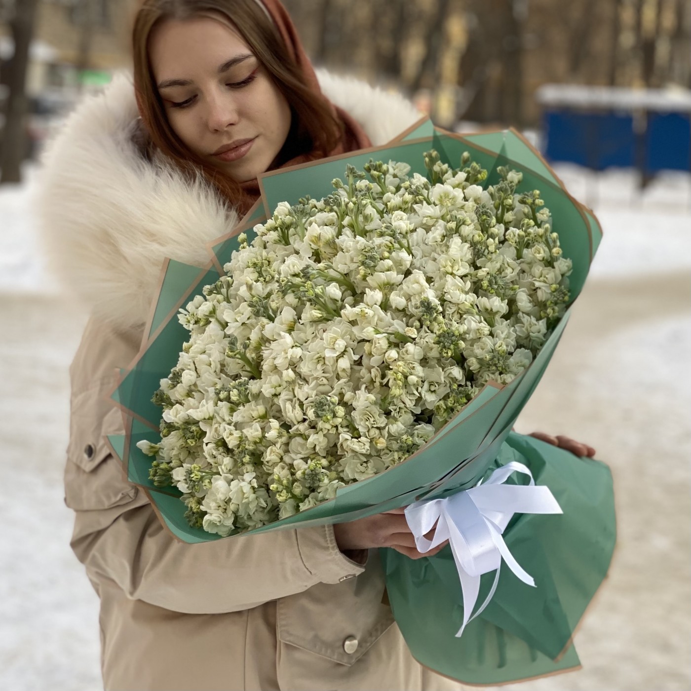 Эксклюзивный букет с белыми гипсофилами до 25000 рублей с доставкой на Женский День Восьмого Марта