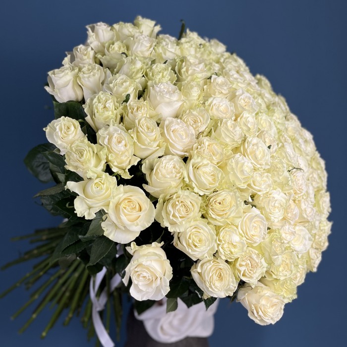 101 белая роза Мондиаль 80 см