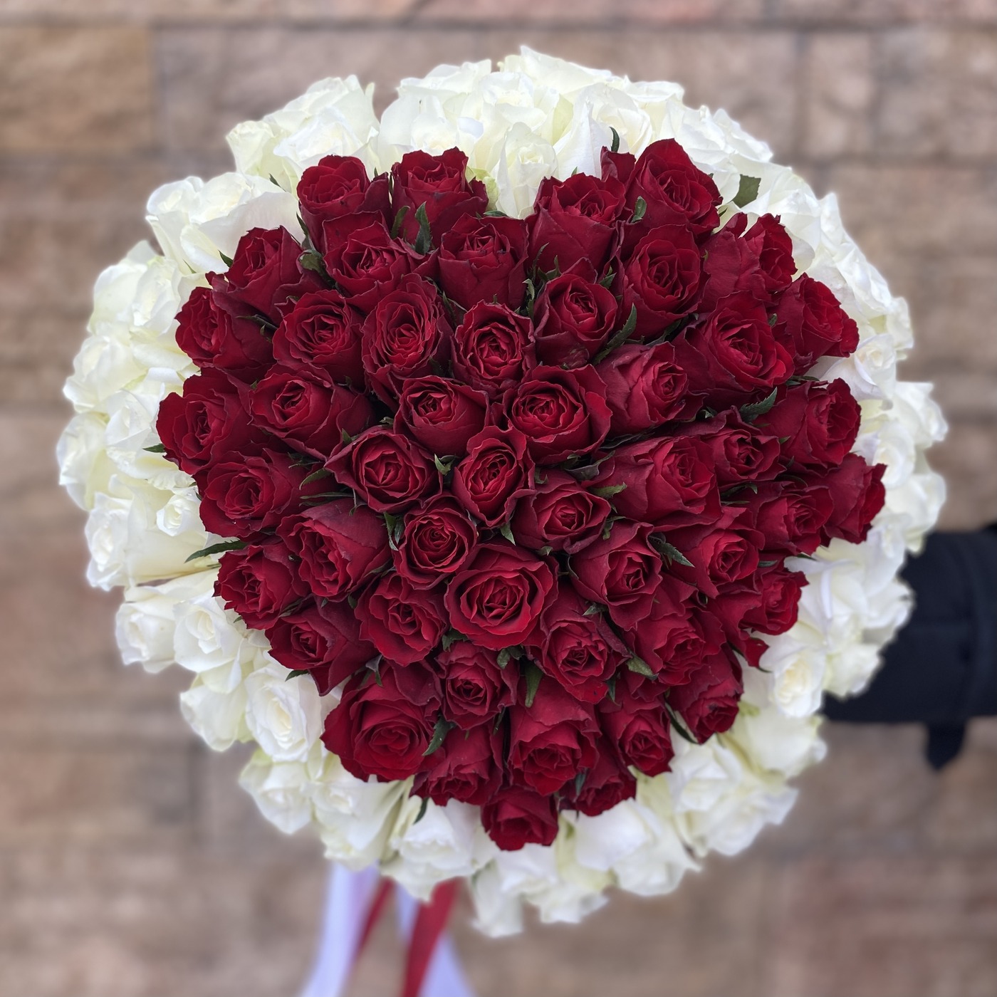 Сердце из красных и белых роз на День Святого Валентина