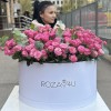 101 кустовая пионовидная роза Леди Бомбастик в коробке с эвкалиптом