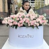 101 кустовая пионовидная роза Мансфилд Парк в коробке с эвкалиптом