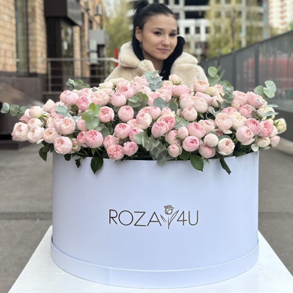 101 кустовая пионовидная роза Мансфилд Парк в коробке с эвкалиптом