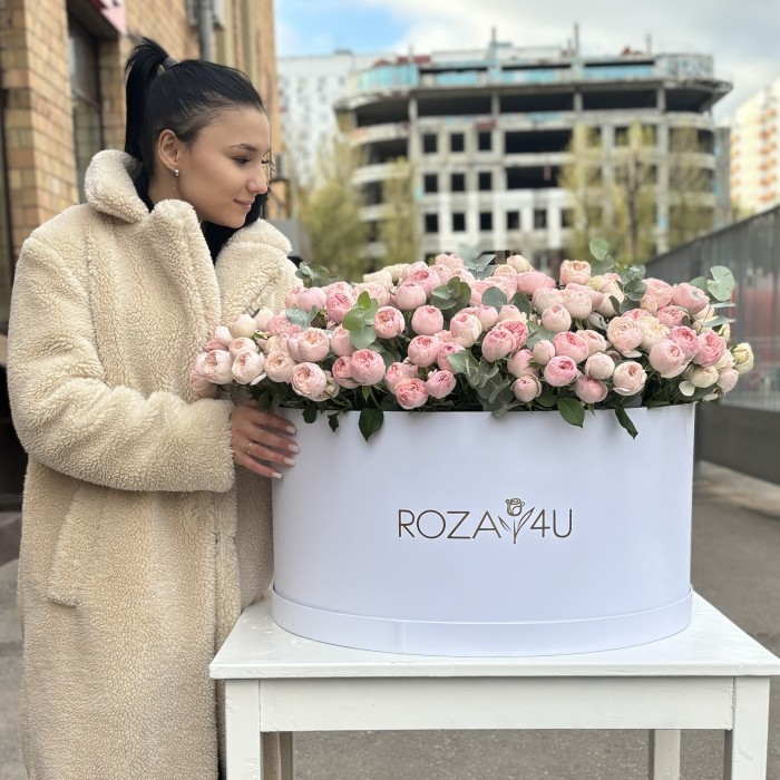 101 кустовая пионовидная роза Мансфилд Парк в коробке с эвкалиптом