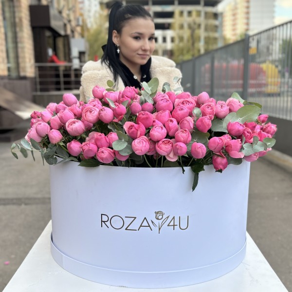101 кустовая пионовидная роза Сильва Пинк в коробке с эвкалиптом