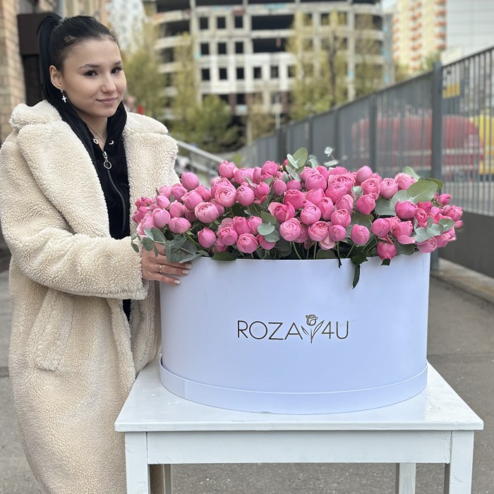 101 кустовая пионовидная роза Сильва Пинк в коробке с эвкалиптом