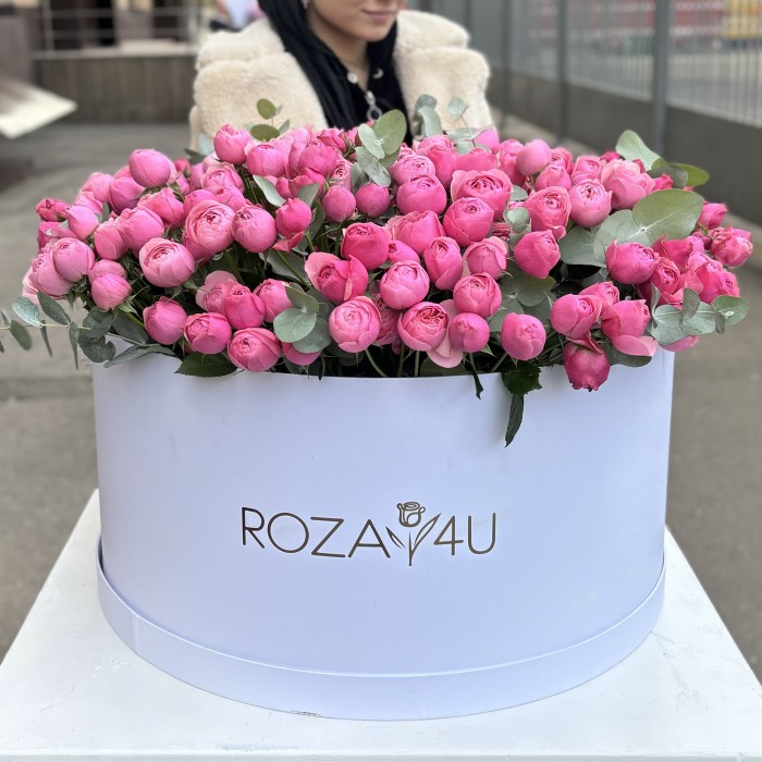 101 кустовая пионовидная роза Сильва Пинк в коробке с эвкалиптом