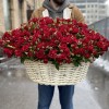 101 кустовая роза Рубикон в корзине