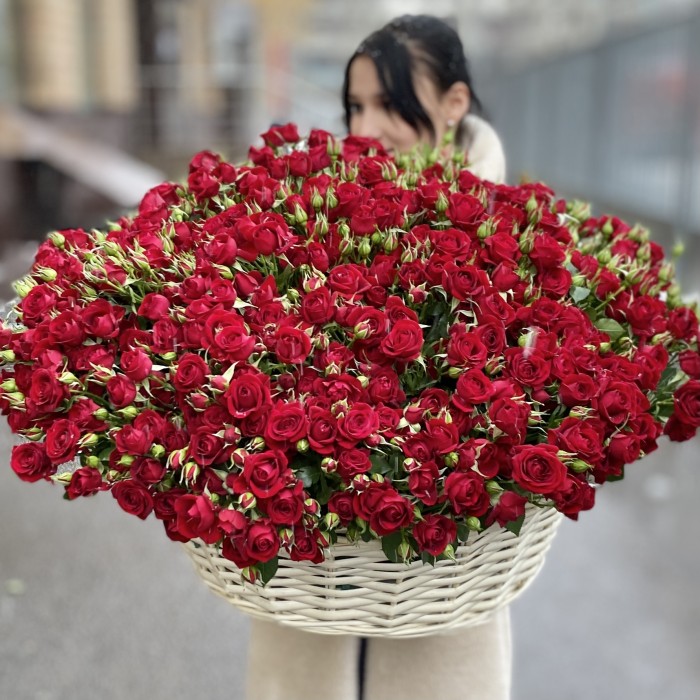 101 кустовая роза Рубикон в корзине