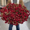 101 кустовая роза Рубикон в корзине