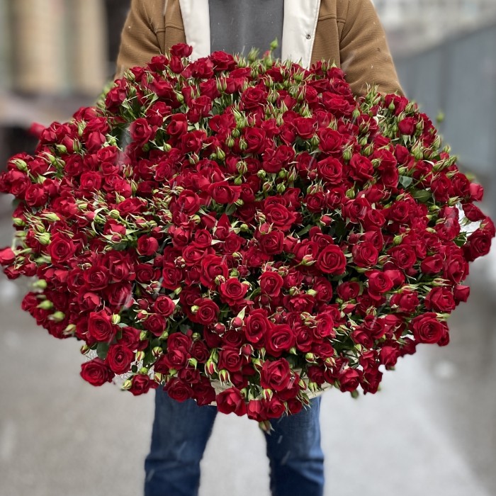 101 кустовая роза Рубикон в корзине