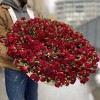 101 кустовая роза Рубикон в корзине