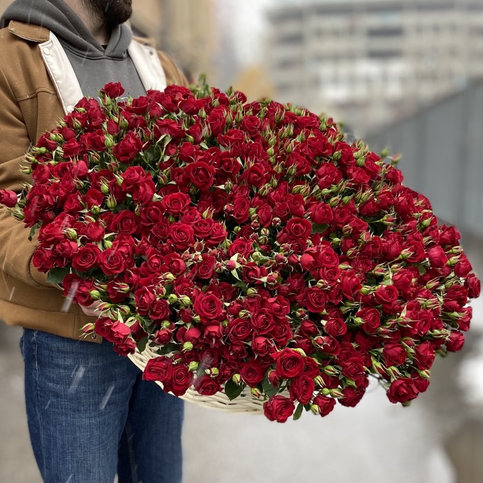 101 кустовая роза Рубикон в корзине
