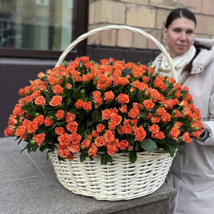 101 оранжевая кустовая роза Чарминг Бейб в корзине