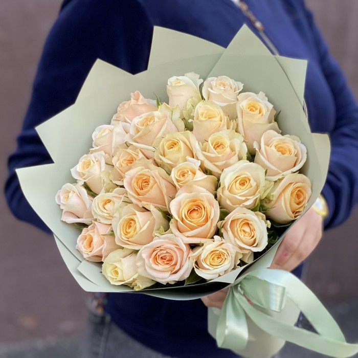 25 персиковых роз Кашмир
