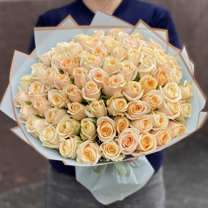 75 персиковых роз Кашмир