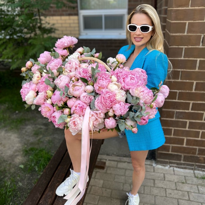 101 пион в корзине Премиум