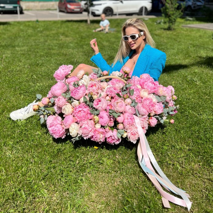 101 пион в корзине Премиум