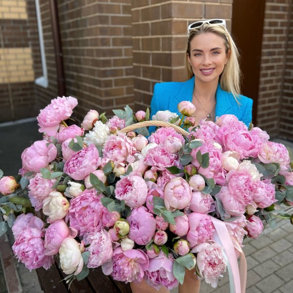 101 пион в корзине Премиум