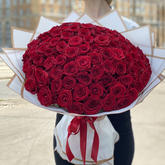 101 красная роза Ред Наоми 50 см