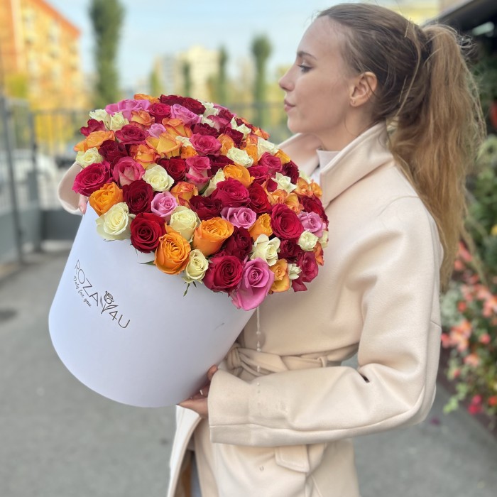 101 роза в коробке яркий микс