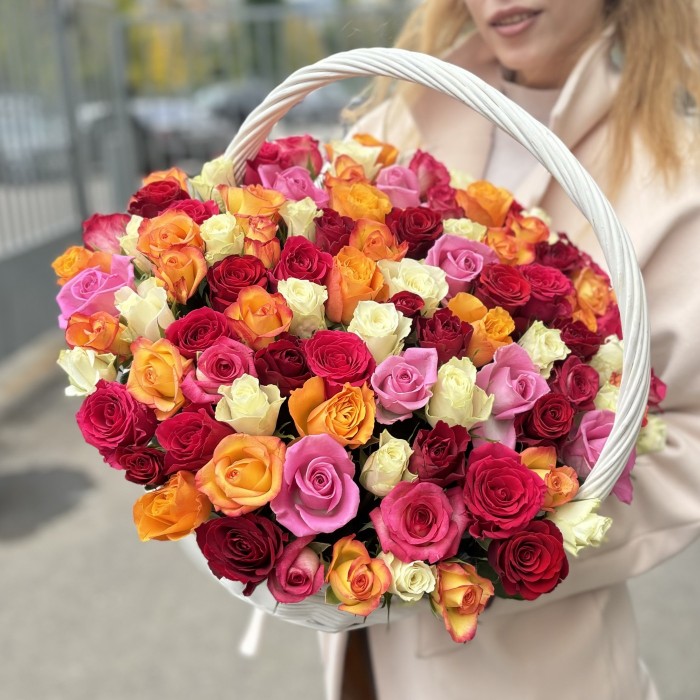 101 роза в корзине яркий MIX