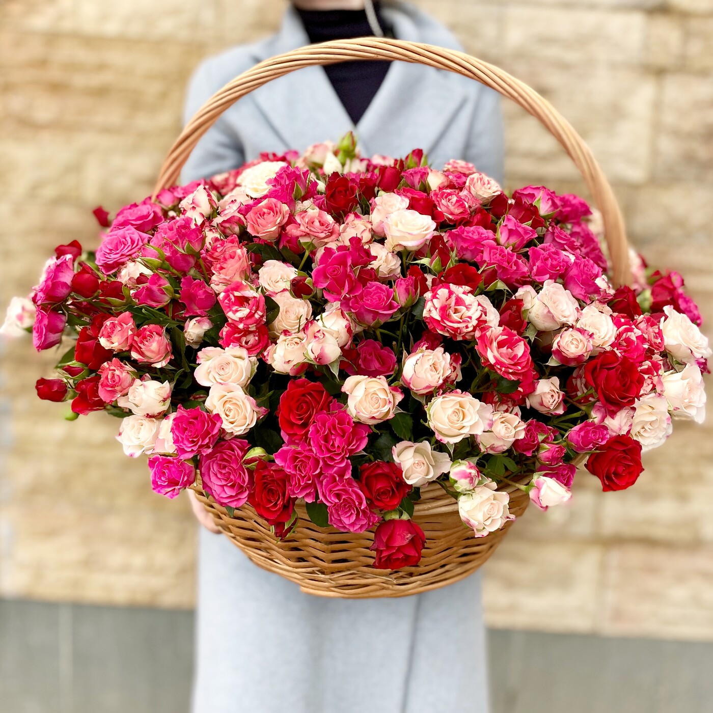 101 кустовая роза в корзине | купить недорого | доставка по Москве и области