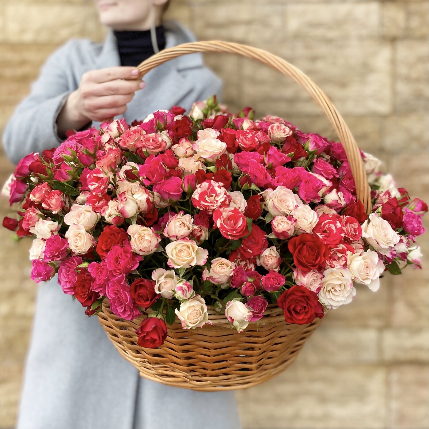 Шикарный разноцветный букет роз в корзине недорого