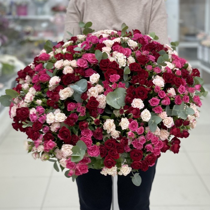 Корзина со 101 кустовой розой