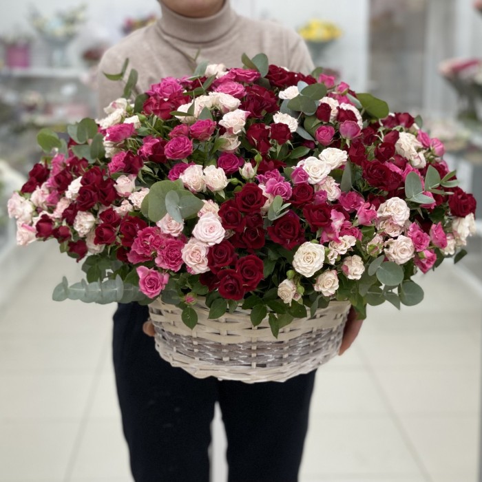 Корзина со 101 кустовой розой