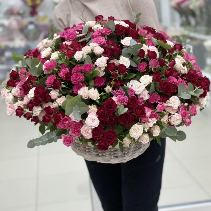 Корзина со 101 кустовой розой