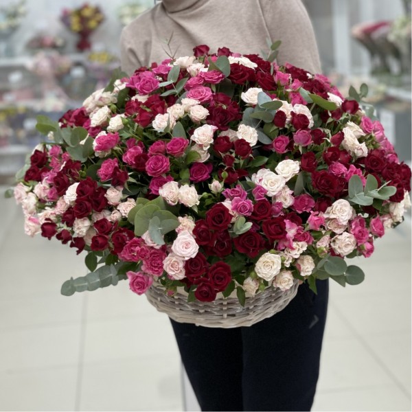 Корзина со 101 кустовой розой