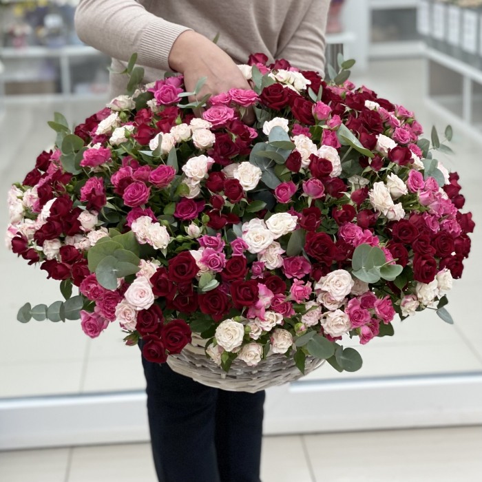 Корзина со 101 кустовой розой