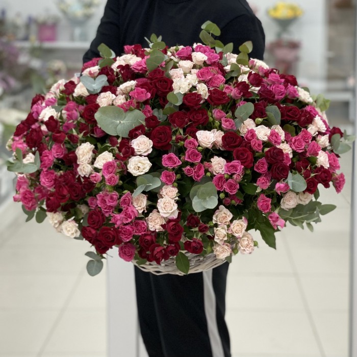 Корзина со 101 кустовой розой