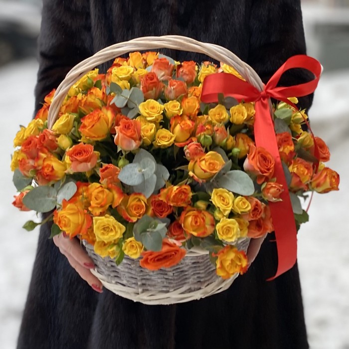 Яркая корзина из 35 кустовых роз