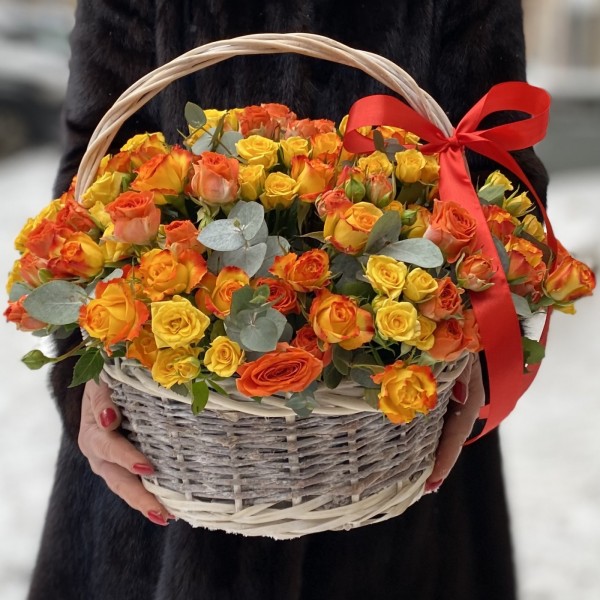 Яркая корзина из 35 кустовых роз