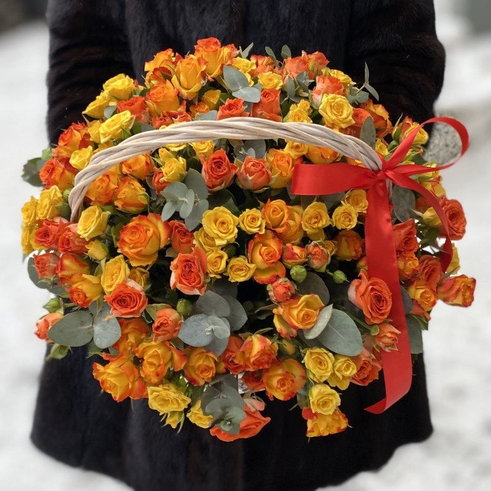 Яркая корзина из 35 кустовых роз