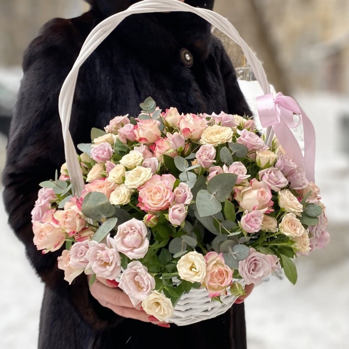 Нежная корзина с кустовыми розами
