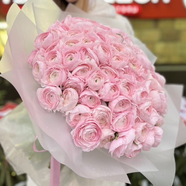 101 розовый ранункулюс