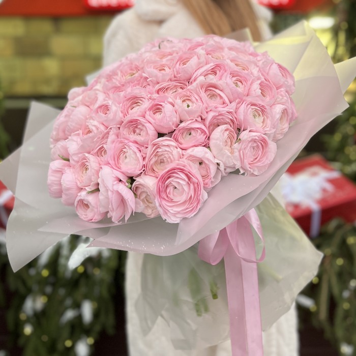 101 розовый ранункулюс