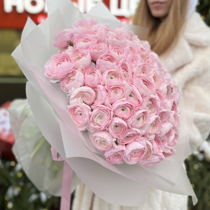 101 розовый ранункулюс