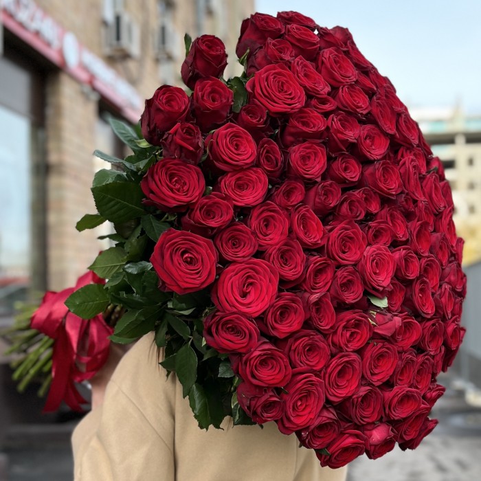 101 высокая Роза с шарами на День рождения