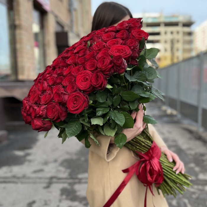 101 высокая Роза с шарами на День рождения