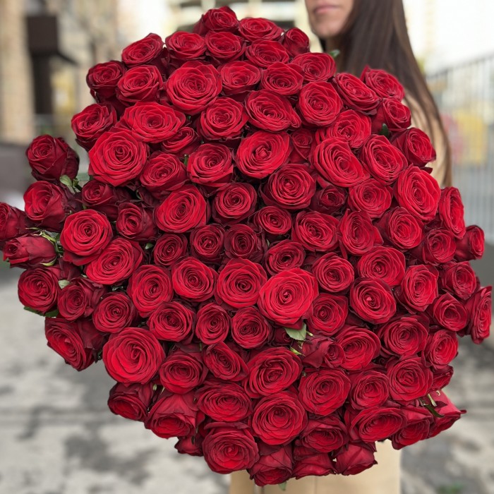 101 высокая Роза с шарами на День рождения