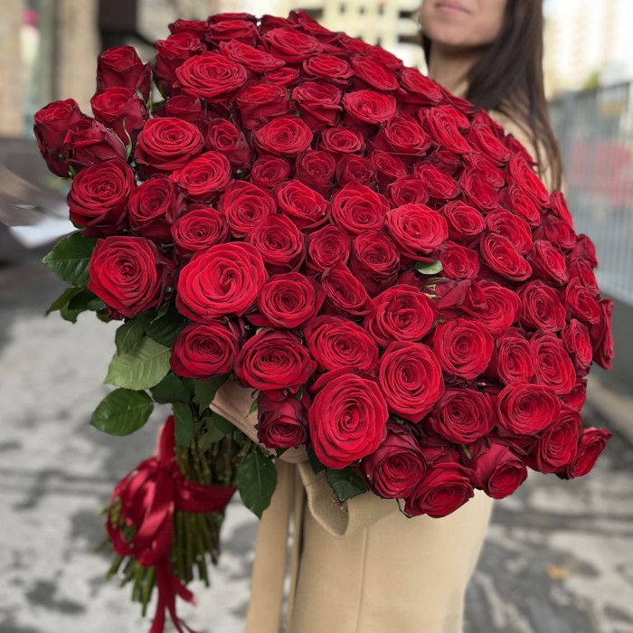 101 высокая Роза с шарами на День рождения