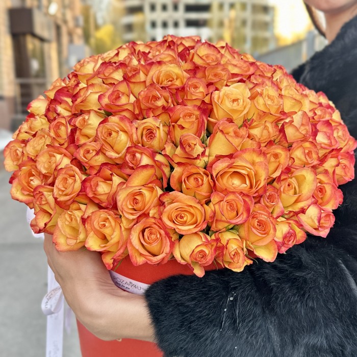 101 яркая роза в коробке