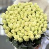 101 белая роза с эвкалиптом в корзине